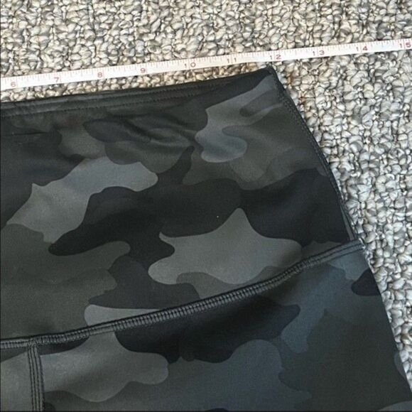 Yogalicious Lux Gray Camo Print Cropped Workout Leggings Size Small - Picture 7 of 7